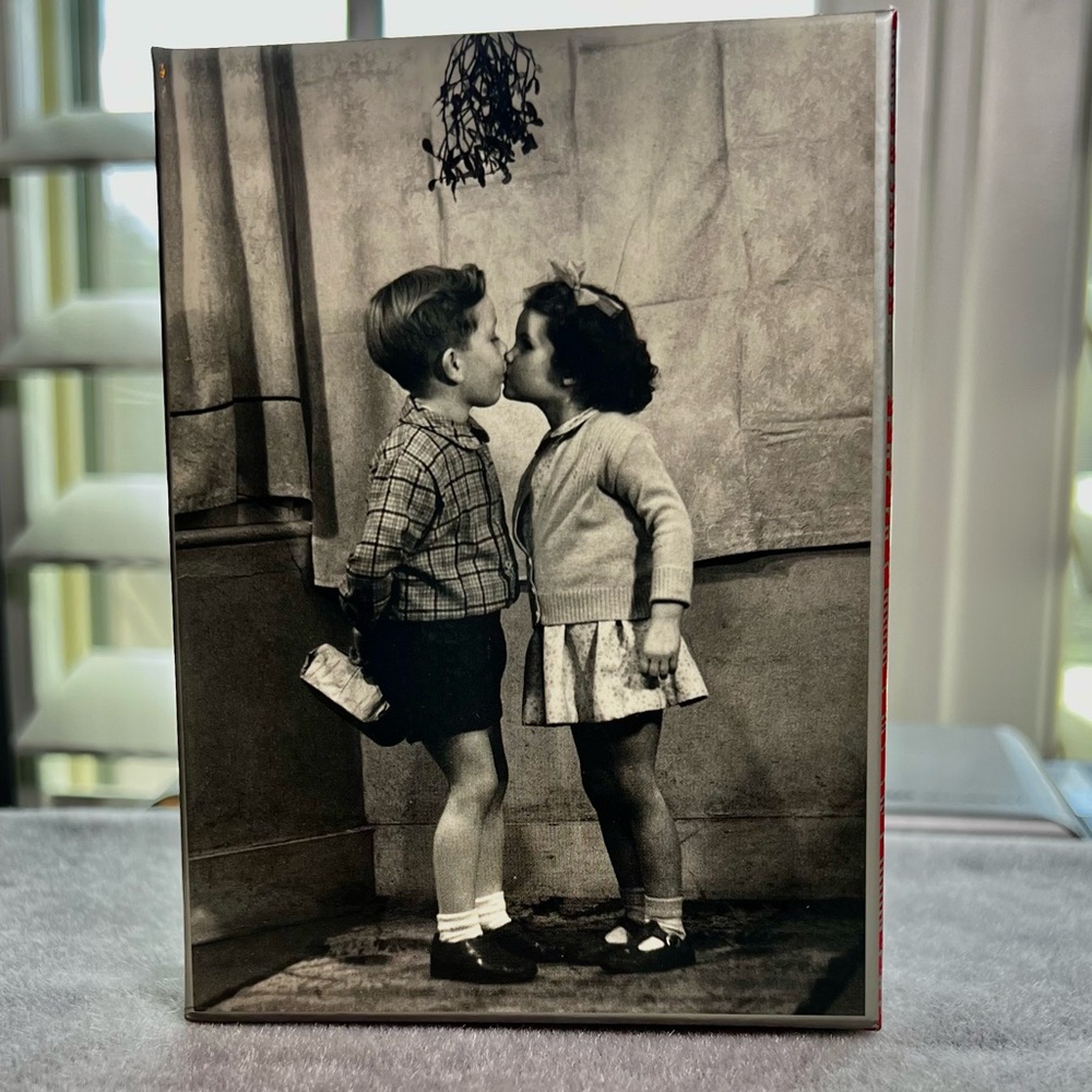 New Retro Galison NY Christmas Cards Box of 20 Mistletoe Children Black White